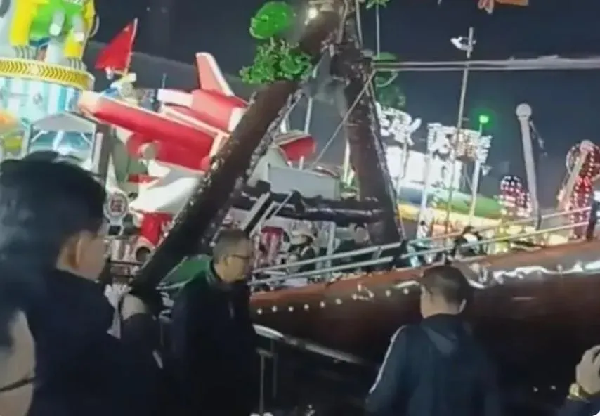 影/夜市迷你版「鞦韆船」突斷裂墜地　負責人：鋼材品質問題無人受傷