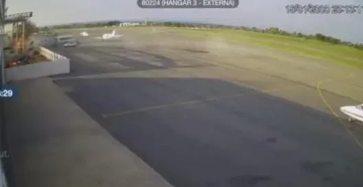 影/驚悚現場！飛機迫降側滑「失控煞不住」　撞入機棚爆炸2死2傷