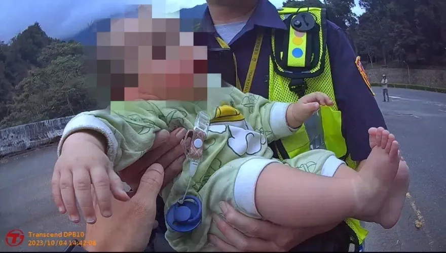 影/通緝男與妻吵架抱嬰逃50公里　警溫情喊話化解危機