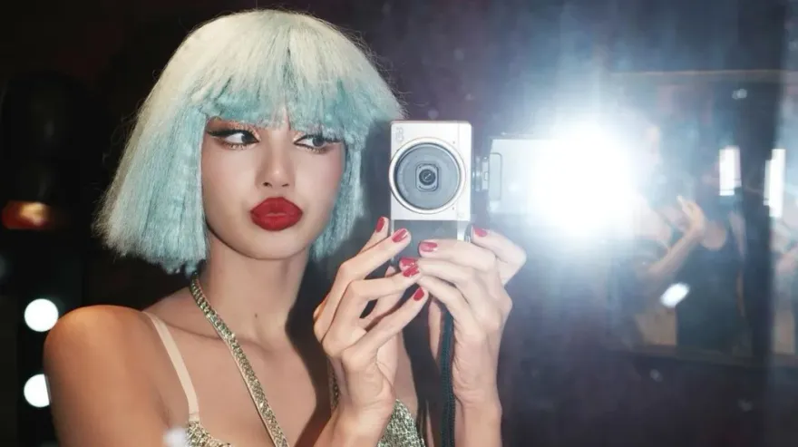 Lisa公開「瘋馬秀後台」辣照！對鏡自拍、穿OL制服　狂吸百萬粉朝聖