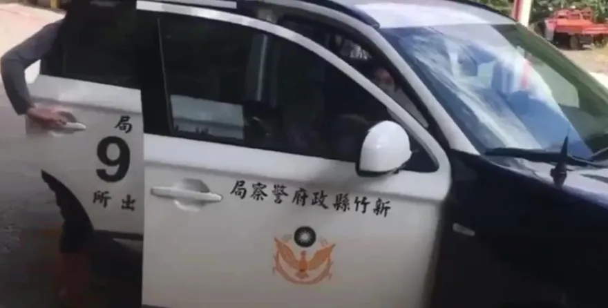 影/把警察當塑膠！鬍鬚男叼菸「參觀警車」還發動　網批警車淪「移工玩具」