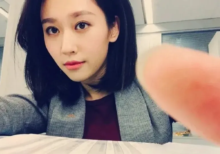 影/《新聞聯播》首位90後「美女主播」亮相！超正外表曾獲封「央視最美實習生」