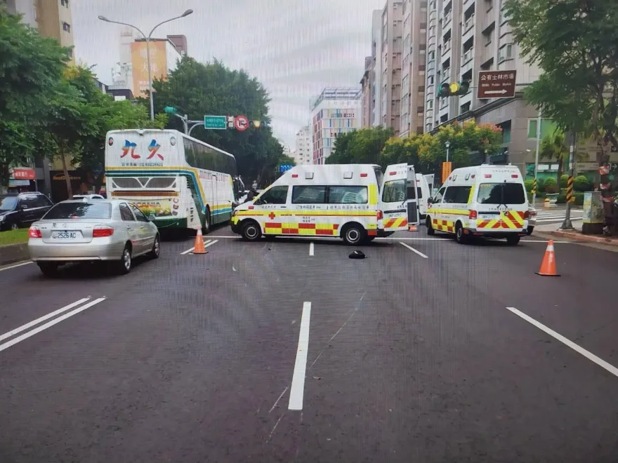 快訊/北市承德路2機車碰撞　1男騎士命危送醫搶救中