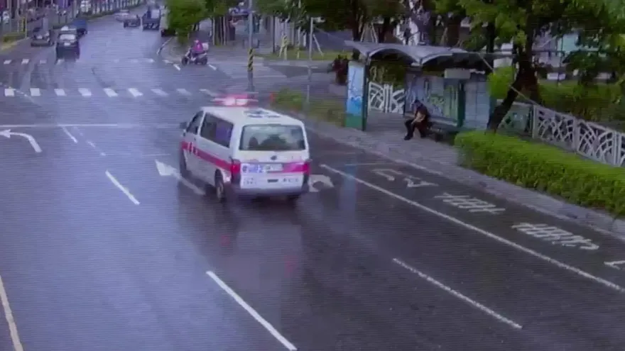 影/新北9歲男童校內不明原因昏倒撞頭　口鼻出血送醫搶救