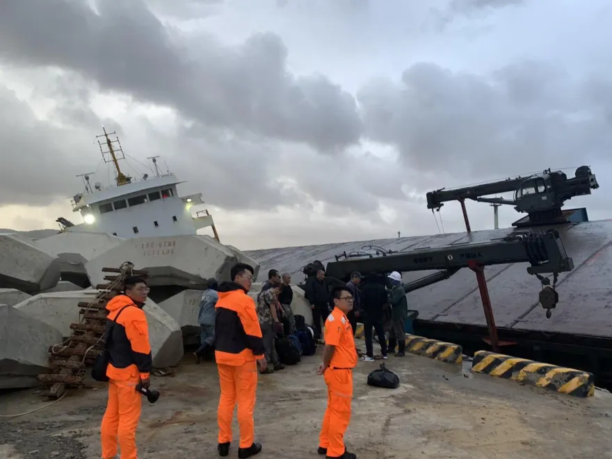 影/蒙古籍貨輪進水強靠猛澳港　6陸籍船員東莒獲救無人傷