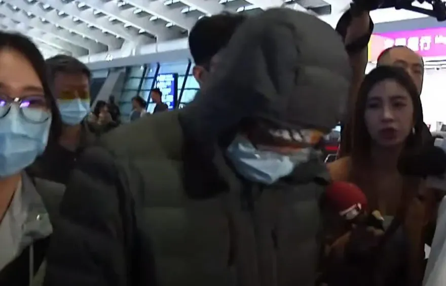 影/「Linbay好油」林裕紘今晨返台　檢警桃機接機帶人