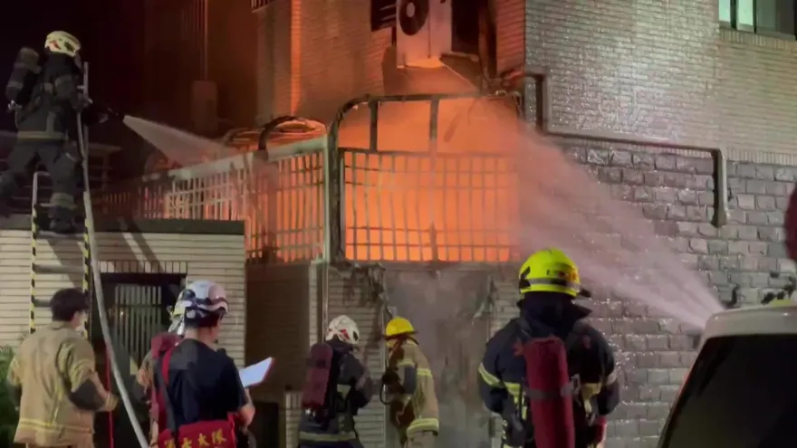 影/台南東區民宅凌晨火警　2桶瓦斯外洩起火住戶驚逃