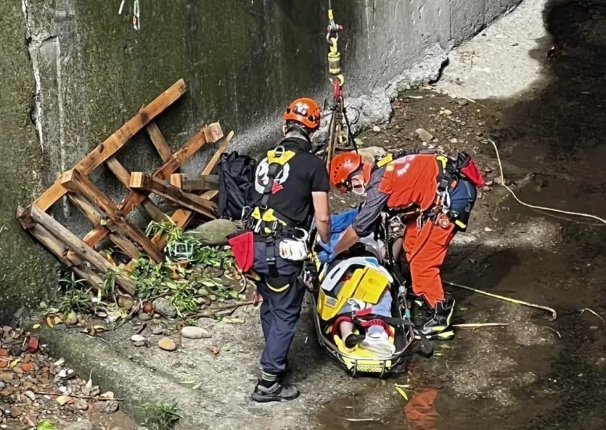 快訊／新店中安大橋驚傳墜橋意外　男躺河床無呼吸心跳送醫搶救