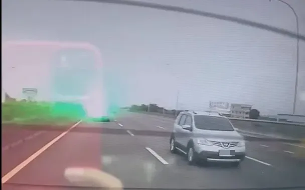 國道佔內車道遭後車噴「雷射光」　龜速駕駛PO網討拍反遭嗆爆