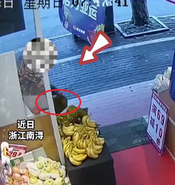 影/順手偷榴槤嫌難吃！大媽竟回店裡「要求退錢」　厚臉皮行徑網友傻眼