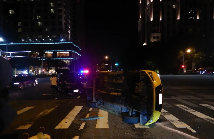 影/小黃違規左轉遭Uber撞飛　車頭全毀側翻釀4傷