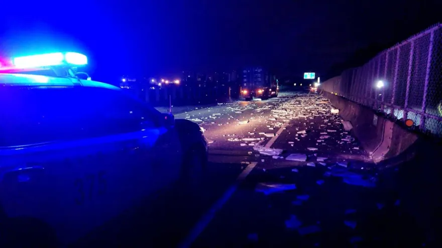 影/台62貨車自撞石棉瓦砸滿地　7車遭刮毀清2小時