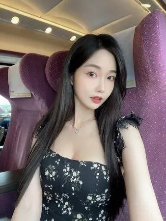 好仙！「音樂系女神」搭高鐵露事業線　惡魔視角網驚嘆：「被美暈了」