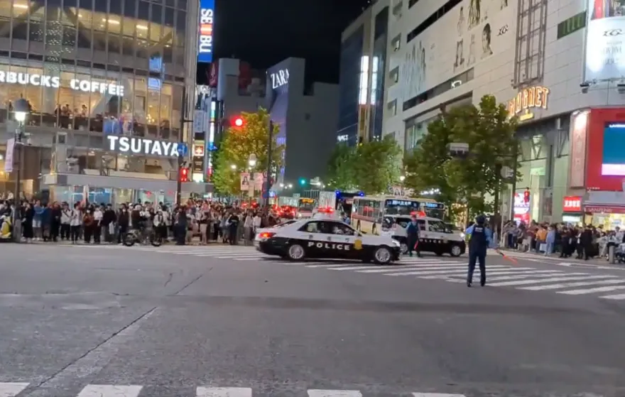 影/駭人瞬間曝光！日本澀谷車站前「汽車暴衝」撞傷至少8人　現場路口封鎖