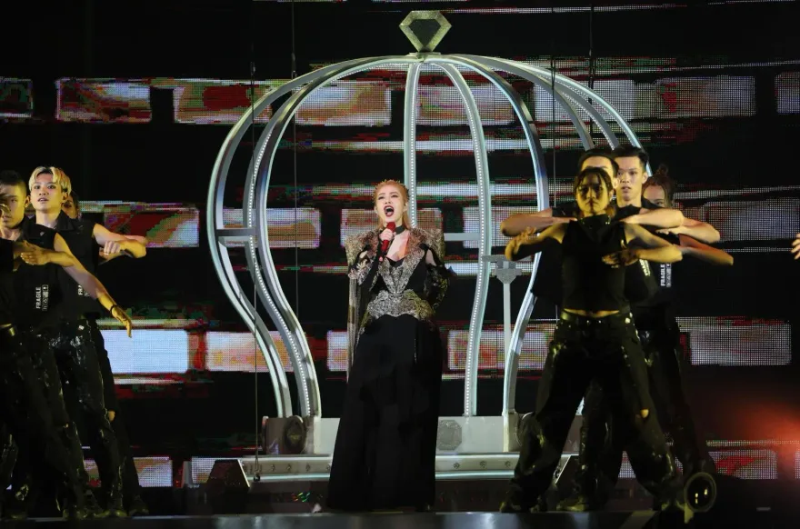 徐懷鈺經典歌連飆！懸空8公尺貼近粉絲引尖叫