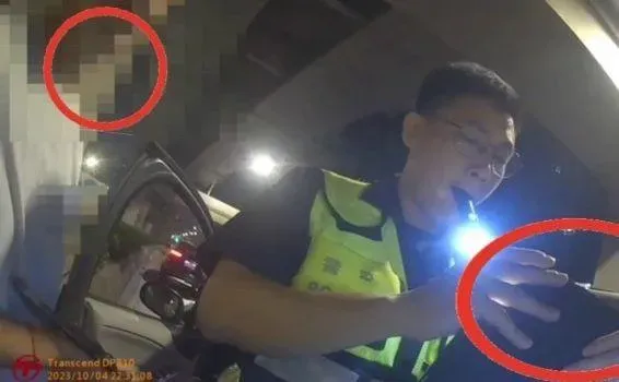 影/此地無銀三百兩！北市颱風夜攔檢他「望向」後座手提箱　警一開有槍彈