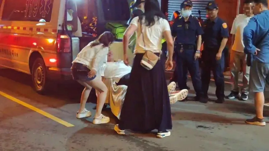 影/酒過三巡互看不爽！台中酒吧「4打3」2傷　正妹叼菸守護超吸睛