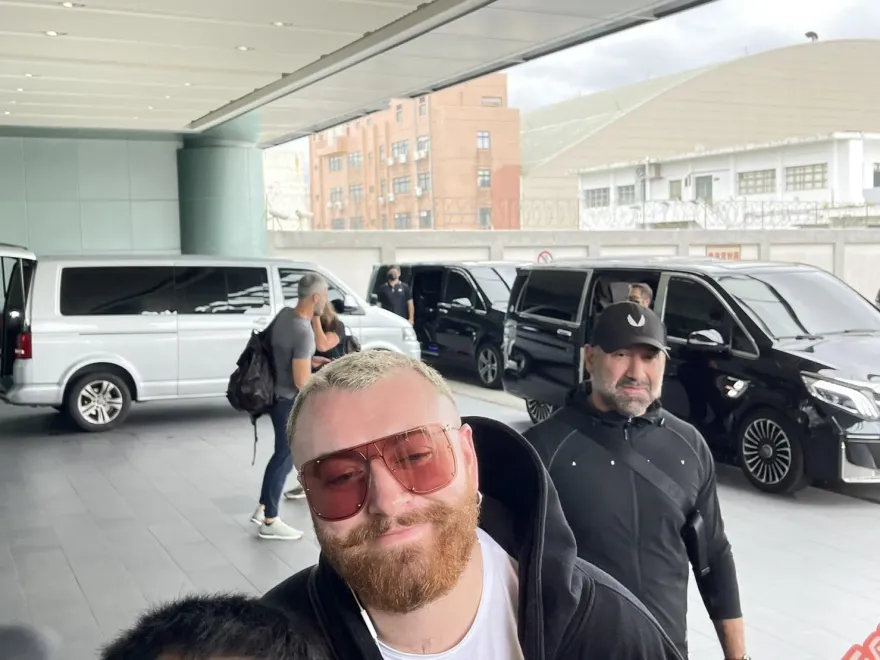 英國靈魂歌王抵台比「YA」！Sam Smith親切簽名、自拍來者不拒