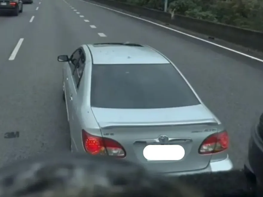 詭異行車糾紛！國1竹北段「1車突停中間」　警：最高罰3萬6
