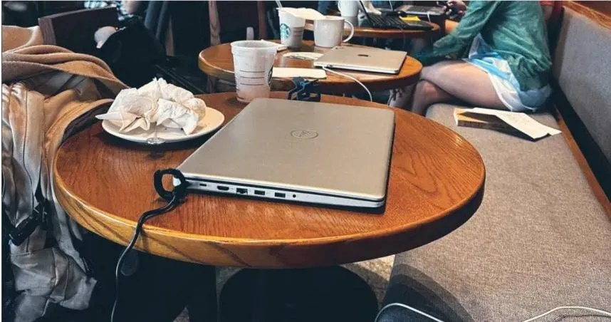 星巴克「筆電、背包霸位1小時」！好治安僅台灣有　網轟：沒公德心