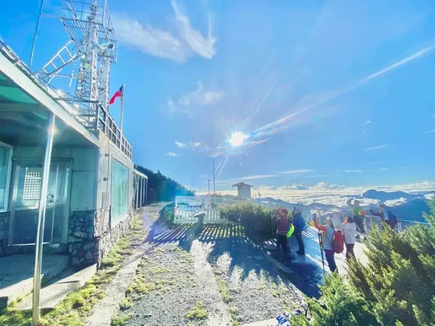 雙十國慶/全台最高！鄭明典分享玉山北峰升旗　逾千人按讚