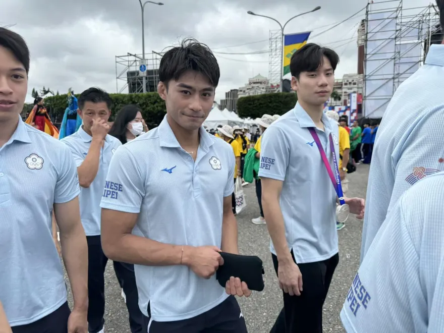 雙十國慶/中華健兒分享榮耀！楊勇緯人氣爆棚「啦啦隊搶合照」　害他霸氣全失