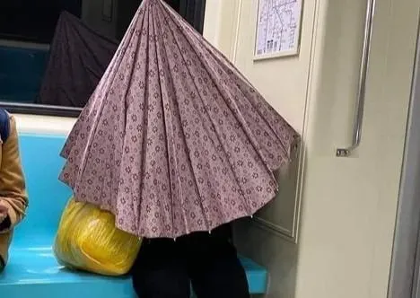 都市傳說！北捷「無臉雨傘鬼」出沒10年　網：她社恐傘尖會戳人