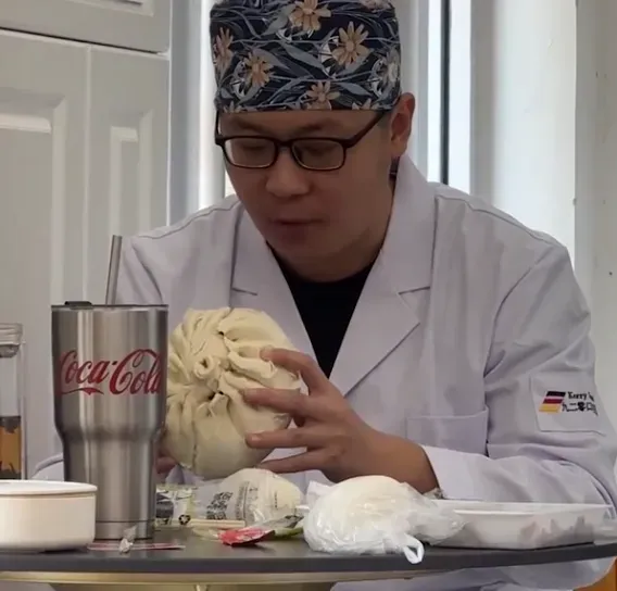 男子自帶「比臉還大」PLUS版包子當午餐　在旁同事全看傻眼