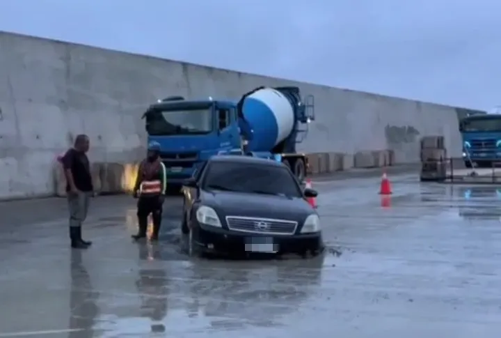 影/灌漿中！導航帶到大潭電廠工地　廠商車深陷水泥、工人傻眼