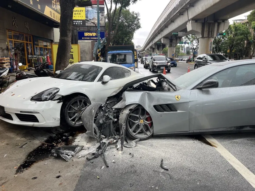 影/目擊還原！1500萬法拉利GTC「時速破百」打滑撞保時捷　車頭碎爛恐報廢
