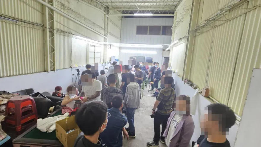 影/想發「國慶財」！桃園女租鐵皮屋搞推筒子　白板提醒「小聲點」仍遭破