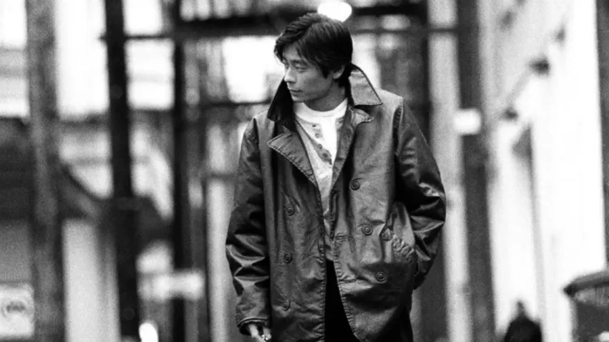 王傑35歲帥照曝光！路邊拍照被疑「黑幫械鬥」　居民嚇壞報警