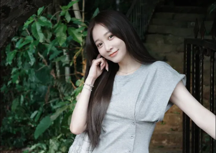 狼人殺女神淪「肉身祭品」！裸體關狗籠、全身傷　悲慘童年曝