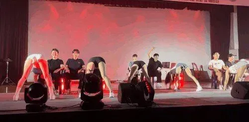 影/高中男女1對1跳「18禁」性愛熱舞　台下學生暴動狂飆髒話尖叫