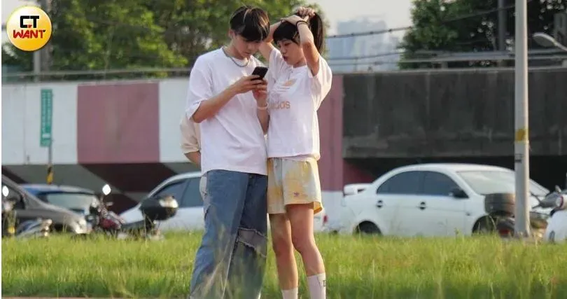 戀情疑轉地下化！Ozone周祖安、木木「假分手」溫馨接送　返鄉車上甜蜜獨處