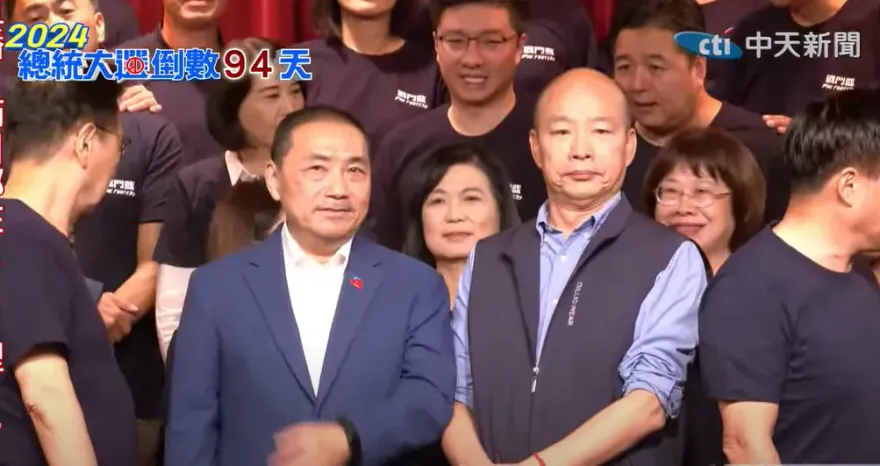 影/侯友宜、韓國瑜合體！　兩人「十指緊扣、互摟咬耳朵」畫面曝光