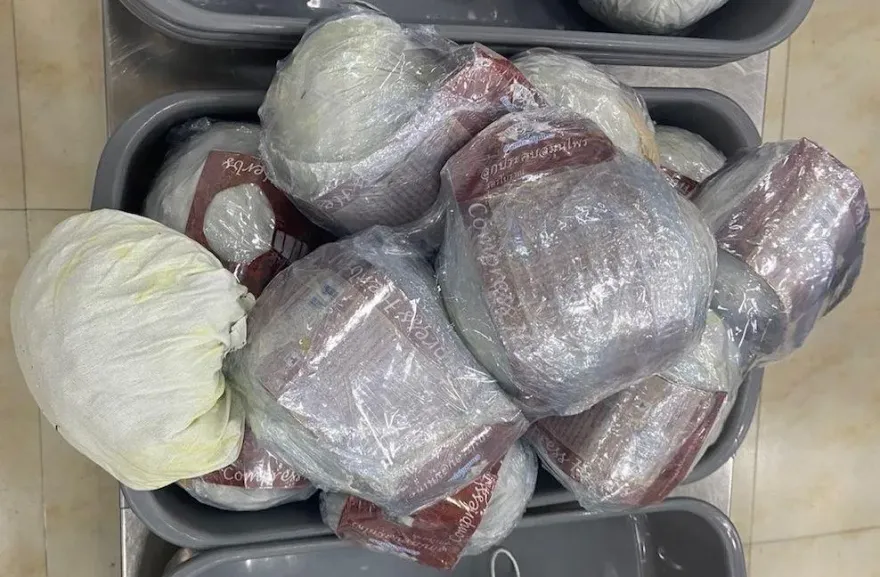 這「藥草按摩球」也太嗨！高雄海關逮運毒入境雙人組　球剖開滿滿的大麻