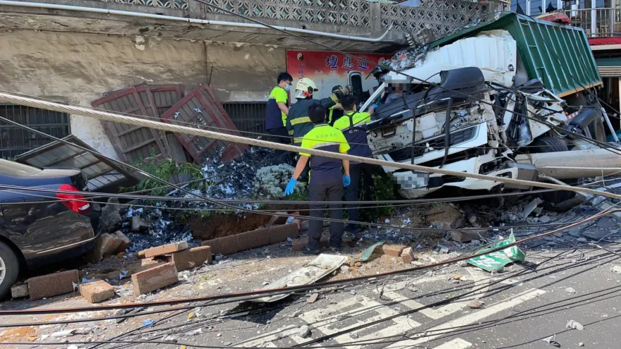 太嚇人！新竹砂石車撞電桿「車頭全爛」驚悚壓民宅　駕駛斷手送醫