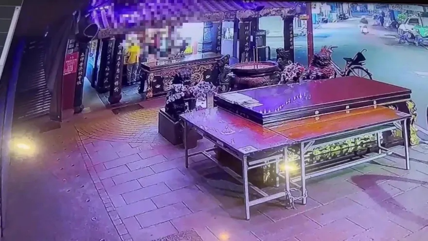 影/神明的錢也敢偷！他用膠貼偷黏5萬8香油錢　當場遭警活逮