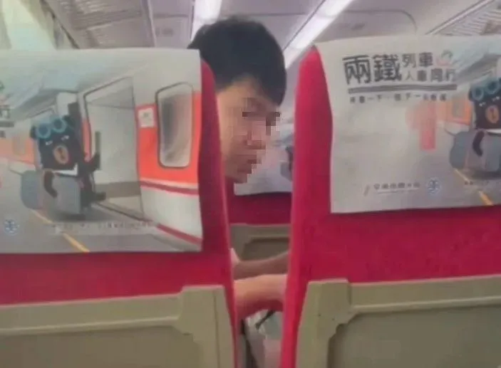 影/偷窺片！短裙辣妹搭自強號頻遭前座男「眼神騷擾」　警察這樣處理