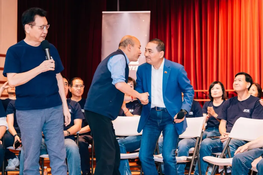 侯韓互咬耳朵30秒「悄悄話」曝光了　侯友宜親曝韓國瑜給震撼9個字！