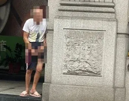 影/新北中和驚見阿公騎樓「立定清槍」！中午時分太奔放行人嚇傻