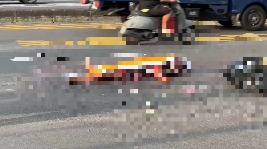 影/慎入！靠太近丟命　台南永康機車騎士遭吊車輾斃「臟器外露」畫面曝