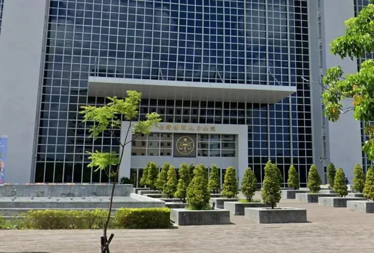 到底是飼主比較危險還是狗？他溜柴柴竟沒繫繩　暴衝釀騎士摔車骨折判決曝