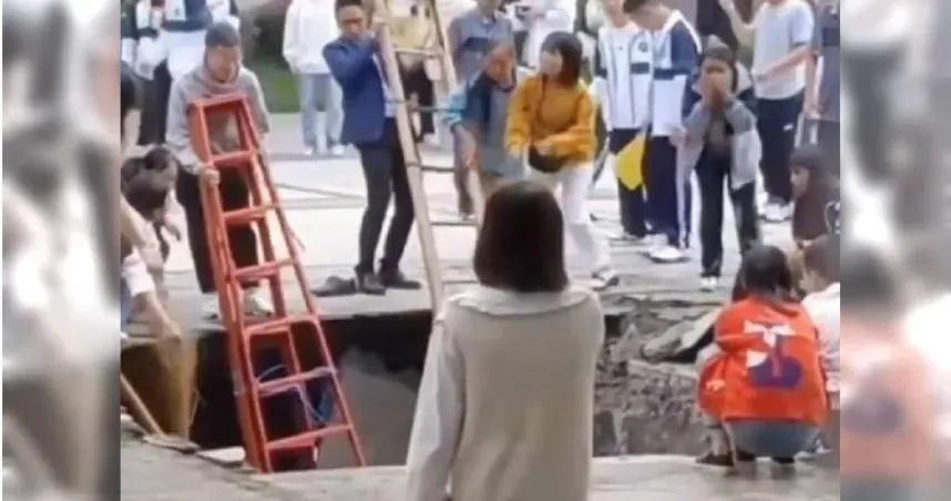 噁！高中操場突現天坑　15師生慘墜「化糞池」