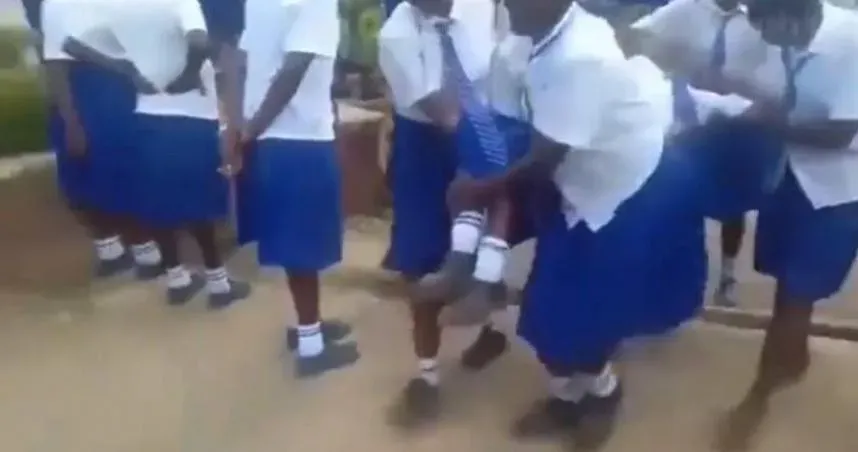 女校爆神秘怪病「百名學生手腳癱瘓無法站立」　官員疑是這原因