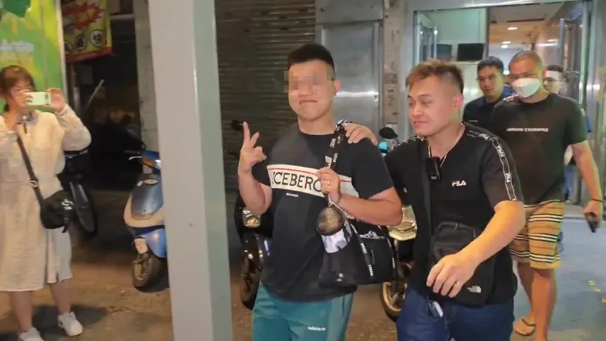 萬華知名應召站被抄！帶回男女50多人　嫖客見鏡頭恣意比YA