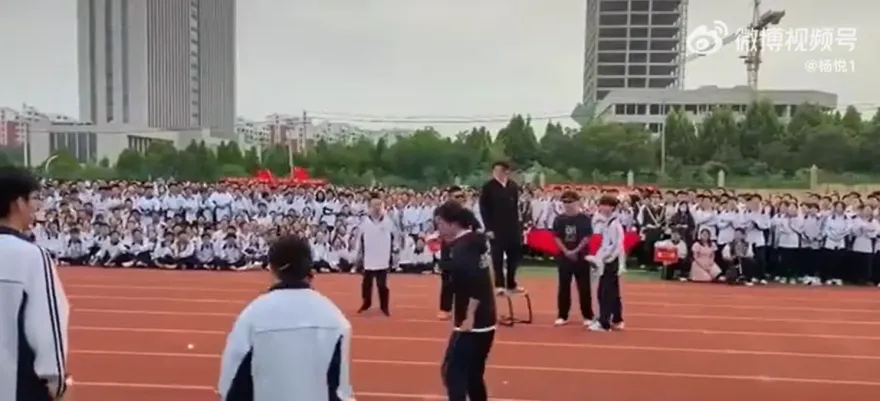 影/高中生運動會表演「安倍遇襲」橋段　師生一片歡呼引撻伐