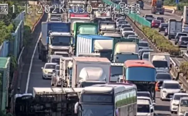 快訊/國1北向彰化段貨車翻覆打橫　國道成為大型停車場