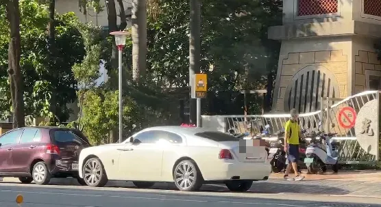 超頂路霸！一中商圈2千萬勞斯萊斯「佔」小黃位　繳罰單當繳停車費沒在怕